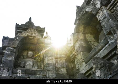 (Selektive Fokus) einen atemberaubenden Blick auf den Borobudur Tempel mit Buddha Statuen bei einem wunderschönen Sonnenaufgang. Stockfoto