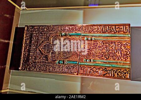 Antike Mihrab-Fliesen aus der Kashan-Moschee im Iran, CSMVS Museum, Prince of Wales Museum, Mumbai, Maharashtra, Indien, Asien Stockfoto