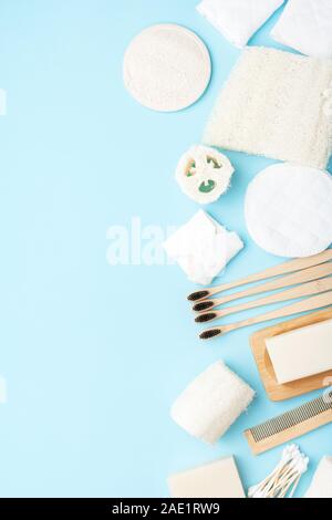 Null Abfall mit natürlichen biologisch abbaubaren Self Care Produkte auf Blau. Bambus Zahnbürsten, handgemachte Seife Shampoo Bars, Wattestäbchen Pads, Hygiene Produkte luffa, Ansicht von oben, selektiver Fokus Stockfoto