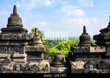 (Selektive Fokus) einen atemberaubenden Blick auf einen tropischen Wald im Hintergrund und verschwommenes Ruinen der Tempel Borobudur im Vordergrund. Borobudur ist eine Mah Stockfoto