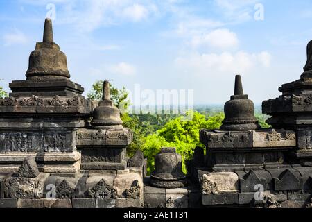 (Selektive Fokus) einen atemberaubenden Blick auf den Borobudur Tempel Ruinen in den Vordergrund unscharf tropischen Wald im Hintergrund. Borobudur ist eine Mahaya Stockfoto