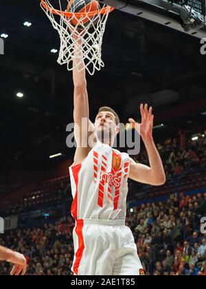 Mailand, Italien. 5 Dez, 2019. kuzmic von Crvena Zvezda mts Stella rossa belgrado auf Schuß gegen l'Armani axduring AX Armani Exchange Milano vs Crvena Zvezda Mts Belgrado, Basketball Euroleague Europameisterschaft in Mailand, Italien, 05. Dezember 2019 - LPS/Savino Paolella Credit: Savino Paolella/LPS/ZUMA Draht/Alamy leben Nachrichten Stockfoto