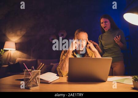 Porträt Seiner er ihr, daß sie schöne attraktive Ehegatten mad Mädchen Müde Kerl arbeiten Entwicklung in Krise schelte Kampf bei Nacht dunkel Home Haus Stockfoto