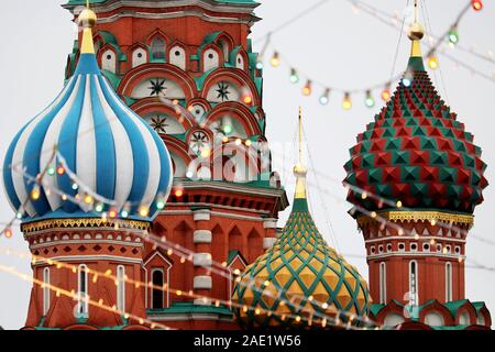 Weihnachtsbeleuchtung auf dem Roten Platz in Moskau, Neues Jahr Feier in Russland. Festliche Beleuchtung auf dem Hintergrund der St. Basil Kathedrale Stockfoto