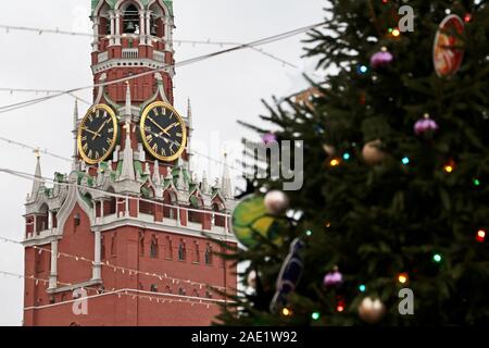 Der Moskauer Kreml und Weihnachtsbaum auf dem Roten Platz. Neues Jahr Dekorationen in Russland, die Spasskaja Turm Stockfoto