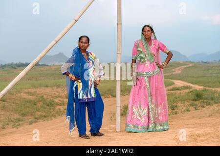 PUSHKAR, INDIEN - November 07, 2019: Porträt von zwei Frauen in farbenfrohen traditionellen Kleidung und Schleier in der Wüste Thar am 31. Oktober 2019 in Pushkar, Ra Stockfoto