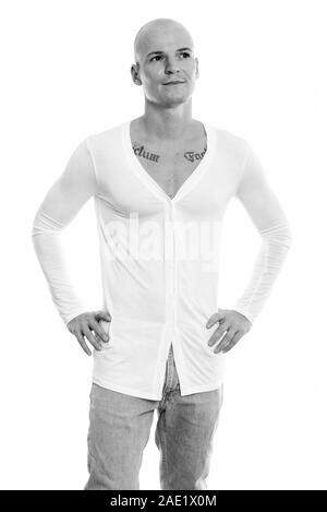 Studio shot Junger stattlicher Mann mit Glatze und posieren, beim Denken Stockfoto