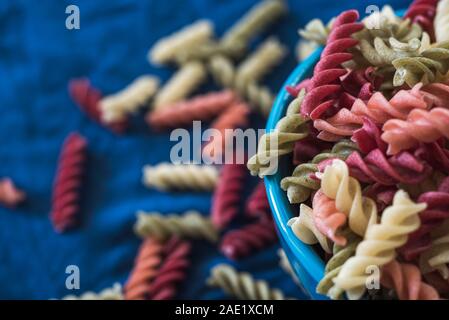 Vegetarische Nudeln auf einem dunklen classic blue background Copy space Stockfoto