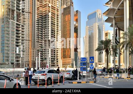 Doha, Katar - Nov 21. 2019. Ein Konferenzzentrum Service Straße Stockfoto
