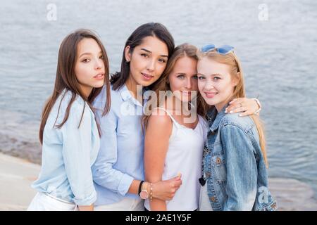 Porträt der vier Freunde auf der Suche femle freundlich an Kamera, lächeln, glücklich. People, Lifestyle, Freundschaft Konzept Stockfoto