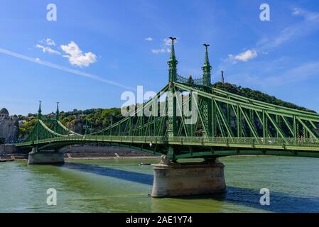 Liberty Brücke, eine Brücke zwischen Buda und Pest über der Donau in Budapest, Ungarn Stockfoto