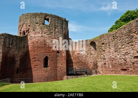 Turm und Innenhof von Bothwell Castle. South Lanarkshire, Schottland Stockfoto