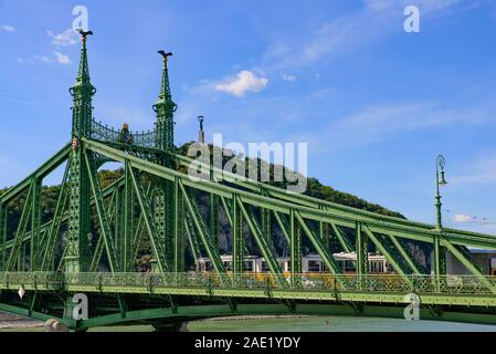 Liberty Brücke, eine Brücke zwischen Buda und Pest über der Donau in Budapest, Ungarn Stockfoto