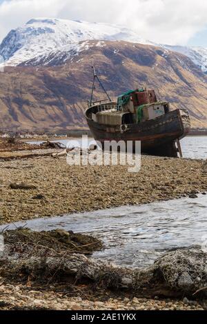 Das Wrack der MV Dayspring Boot mit Ben Nevis hinter, Corpach, Fort William, Inverness, Highlands, Schottland, UK im März - hdr-Effekt Stockfoto