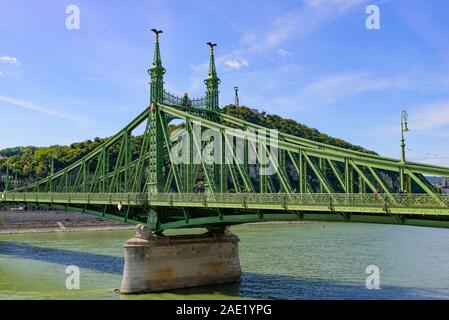 Liberty Brücke, eine Brücke zwischen Buda und Pest über der Donau in Budapest, Ungarn Stockfoto