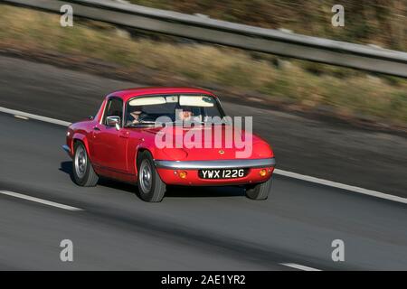 Verschwommen fahrendes Auto YWX 122G 1969 LOTUS ELAN S4 DROPHEAD an Geschwindigkeit auf der M61 Autobahn reisen; Kamera Verschlusszeit übertreiben, das Fahrzeug bewegt sich langsam Stockfoto