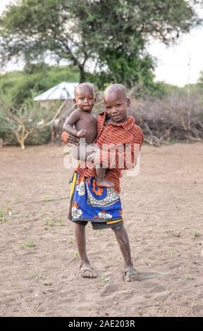 Gleichen, Tansania, 7. Juni 2019: Masai Junge mit seinem kleinen Bruder Stockfoto