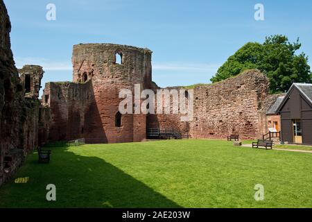 Turm und Innenhof von Bothwell Castle. South Lanarkshire, Schottland Stockfoto