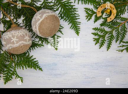 Textile handgefertigten Weihnachtskugeln auf einer hölzernen Hintergrund. Stockfoto