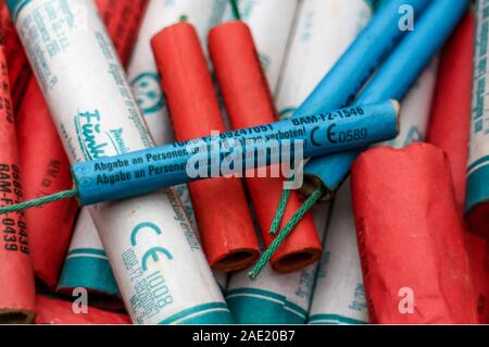 Berlin, Deutschland - Dezember 2, 2019: ein Haufen von böller ("Böller") aus der Deutschen Feuerwerk Markt mit Altersbeschränkungen für Deutschland und Österreich. Stockfoto