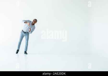 Positive afro-amerikanische Mann stand vor weißem Hintergrund Stockfoto