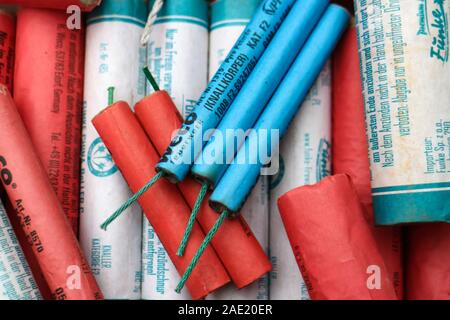 Berlin, Deutschland - Dezember 2, 2019: ein Haufen von böller ("Böller") aus der Deutschen Feuerwerk Markt, einschließlich beliebter retro Böller. Stockfoto