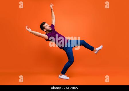 Seite Profil voller Länge Körper Größe der verwirrt, der durch Windstoß in weißen Schuhe geblasen isoliert Schreien über lebendige Farben Stockfoto