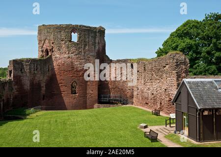 Turm und Innenhof von Bothwell Castle. South Lanarkshire, Schottland Stockfoto