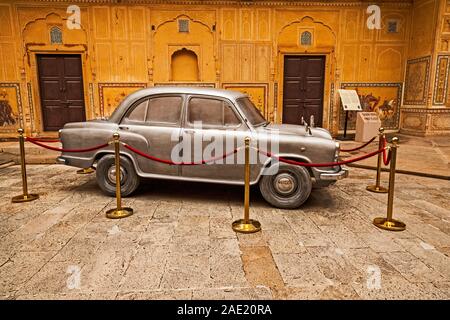Silber Botschafter Auto, Nahargarh Fort, Jaipur, Rajasthan, Indien, Asien Stockfoto