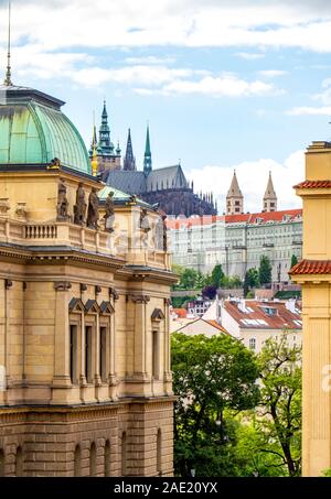 Rückseite des Rudolfinum und St Saint Vitus Kathedrale in Prag in der Tschechischen Republik. Stockfoto