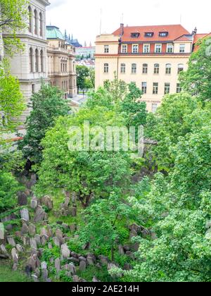 Grabsteine im historischen Alten Jüdischen Friedhof alte Jüdische Viertel Altstadt in Prag in der Tschechischen Republik. Stockfoto