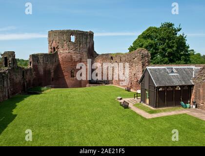 Turm und Innenhof von Bothwell Castle. South Lanarkshire, Schottland Stockfoto