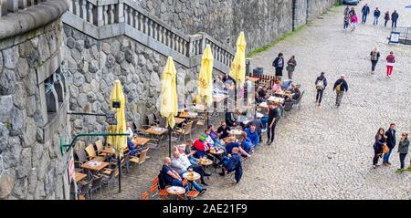 Alfresco Dining im Restaurant Staroměstský pilíř entlang der Moldau von der Svatopluk Čech Brücke Altstadt in Prag in der Tschechischen Republik. Stockfoto