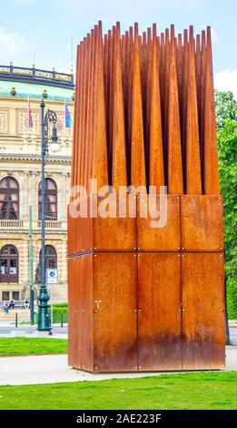 Jan-palach-Denkmal Skulptur, Denkmal das Haus der Mutter Der Selbstmord von John Hejduk Architekt in Prag in der Tschechischen Republik. Stockfoto