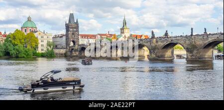 Touristische Bootsfahrt auf der Moldau und der Karlsbrücke in Prag in der Tschechischen Republik. Stockfoto