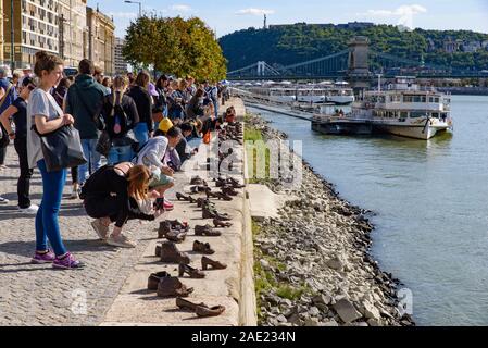 Schuhe am Donauufer, ein Denkmal für die Juden während des Zweiten Weltkrieges in Budapest, Ungarn getötet Stockfoto