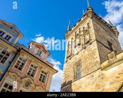 Rokoko Gebäude neben dem Kleinseitner Brückenturm in Prag in der Tschechischen Republik. Stockfoto