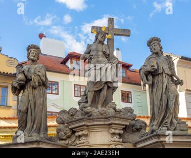 Replica Statuen der Heiligen Cosmas und Damian auf der Karlsbrücke in Prag in der Tschechischen Republik. Stockfoto