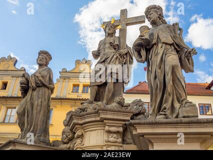 Replica Statuen der Heiligen Cosmas und Damian auf der Karlsbrücke in Prag in der Tschechischen Republik. Stockfoto