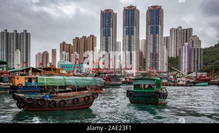 Hong Kong Fischereiflotte in Aberdeen Hafen mit Hi übersehen - Aufstieg Apartment Gebäuden Stockfoto