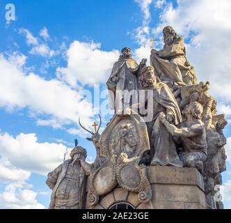 Replica Statuen des hl. Johannes von Matha, Felix von Valois und St. Ivan, auf der Karlsbrücke in Prag in der Tschechischen Republik. Stockfoto