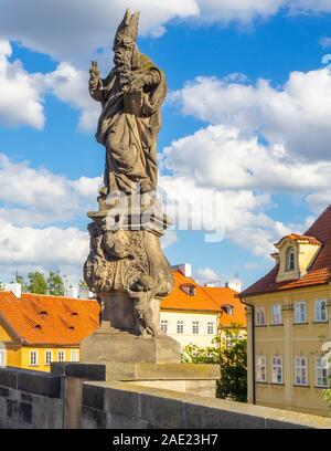 Replica Statue von Adalbert von Prag auf der Karlsbrücke in Prag in der Tschechischen Republik. Stockfoto