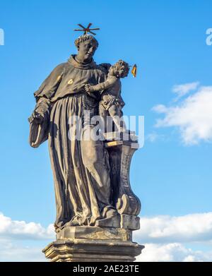 Replica Statue des Antonius von Padua auf der Karlsbrücke in Prag in der Tschechischen Republik. Stockfoto