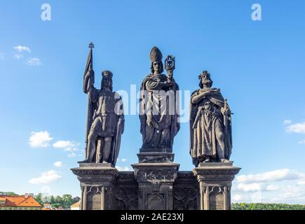 Replica Statuen von Heiligen Norbert, Wenzel und Sigismund auf der Karlsbrücke in Prag in der Tschechischen Republik. Stockfoto
