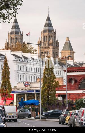 London, Großbritannien. Blick auf das Naturhistorische Museum Türme und South Kensington U-Bahn-Station, von Onslow Platz gesehen Stockfoto