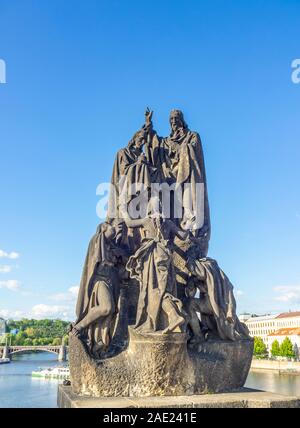 Replica Statuen der hll. Cyrill und Methodius auf der Karlsbrücke in Prag in der Tschechischen Republik. Stockfoto