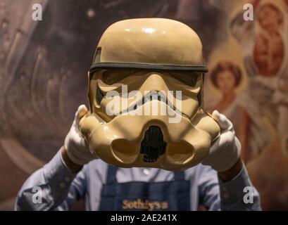 Sotheby's, London, Großbritannien. 6. Dezember 2019. Sotheby's Hosts seinen zweiten Verkauf zu 'Star Wars' collectibles gewidmet, betitelt 'Star Wars Online'. Rund 100 Lose aus den gefeierten Franchise, der Online - nur Verkauf, vom 29. November bis 13. Dezember, bietet die Chance, Pop Kultur geschichte Tage vor der Veröffentlichung der endgültigen Film in der Fortsetzung der Trilogie zu erwerben, zu 'Star Wars: Der Aufstieg der Skywalker". Bild: Prototyp Imperial Stormtrooper Helm, 1976. Schätzung: £ 30,000-60,000. Credit: Malcolm Park/Alamy Leben Nachrichten. Stockfoto