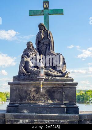 Replica Statue der Beweinung Christi Statue der Pietà auf der Karlsbrücke in Prag in der Tschechischen Republik. Stockfoto