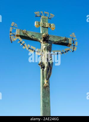 Replik der umstrittene Skulptur Kruzifix und Kalvarienberg mit hebräischen Text höhnische mittelalterliche jüdische Bürger der Karlsbrücke in Prag in der Tschechischen Republik. Stockfoto