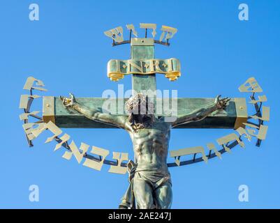 Replik der umstrittene Skulptur Kruzifix und Kalvarienberg mit hebräischen Text höhnische mittelalterliche jüdische Bürger der Karlsbrücke in Prag in der Tschechischen Republik. Stockfoto